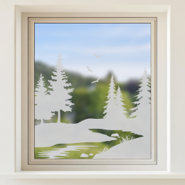 Glastattoo - Idyllische Landschaft mit Bäumen, einem Bach und drei Greifvögeln